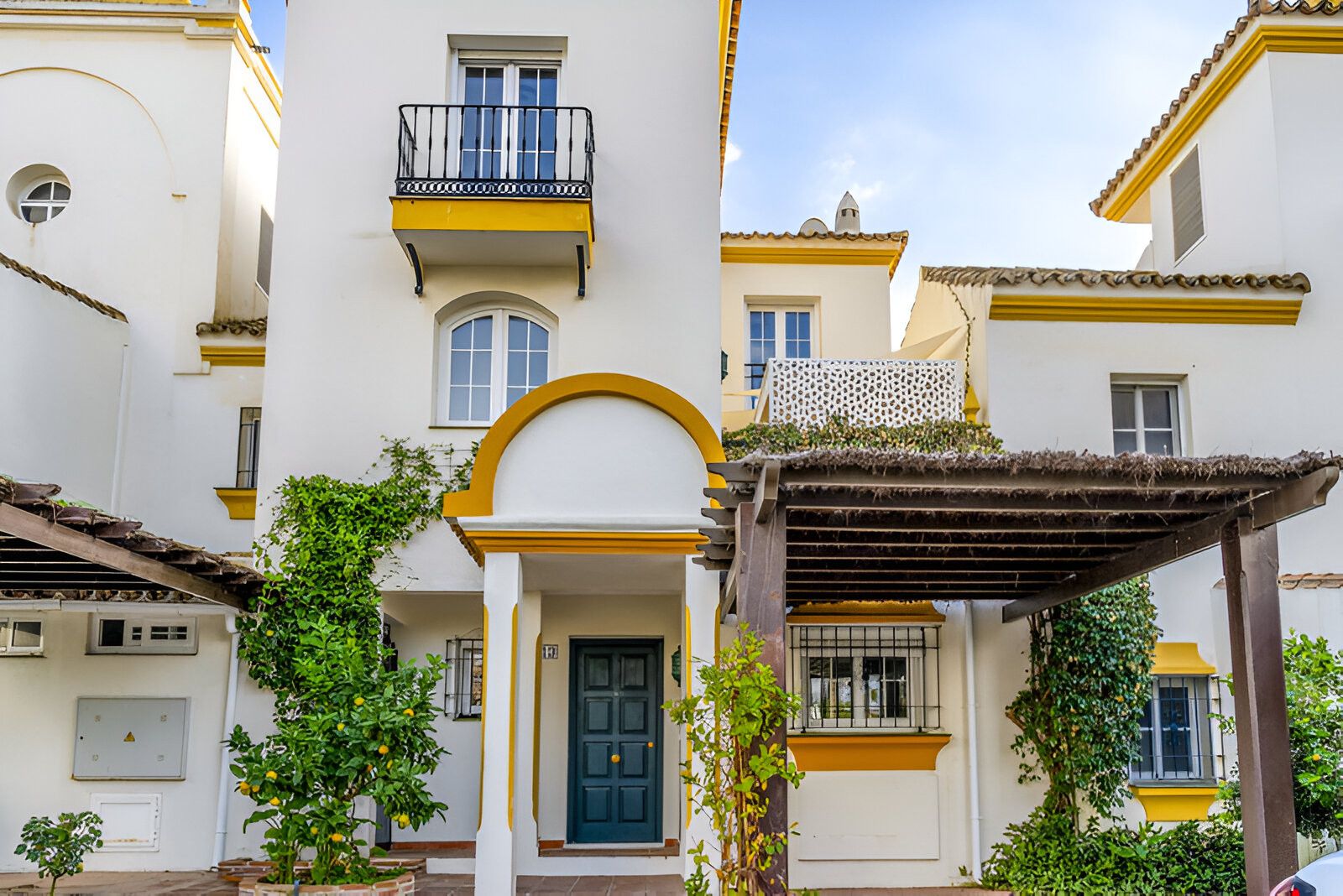 Vista exterior de Casa adosada en venda en Estepona amb Aire condicionat, Terrassa i Traster