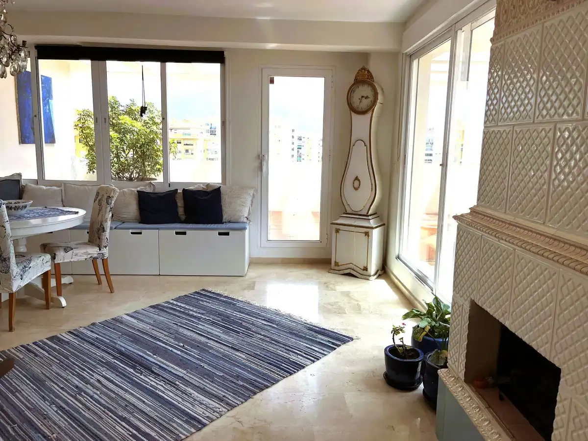 Sala d'estar de Dúplex de lloguer en Marbella amb Aire condicionat, Terrassa i Moblat