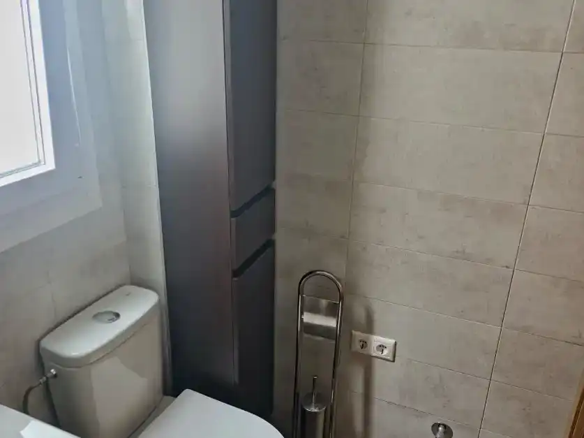 Badezimmer von Wohnung zur Miete in  Madrid Capital mit Klimaanlage und Balkon
