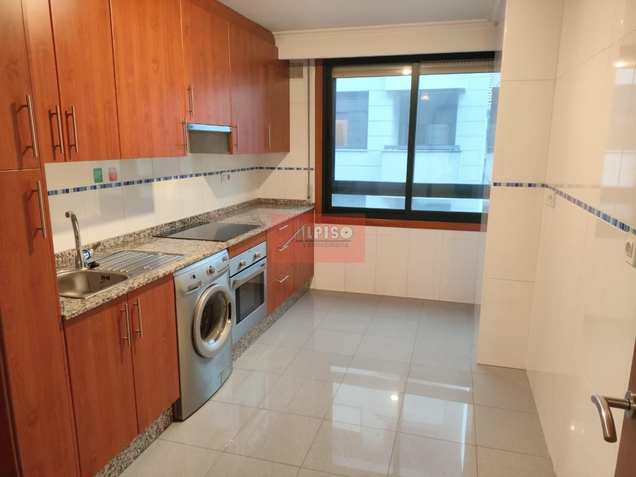 Cuina de Apartament de lloguer en Ourense Capital  amb Calefacció, Parquet i Balcó