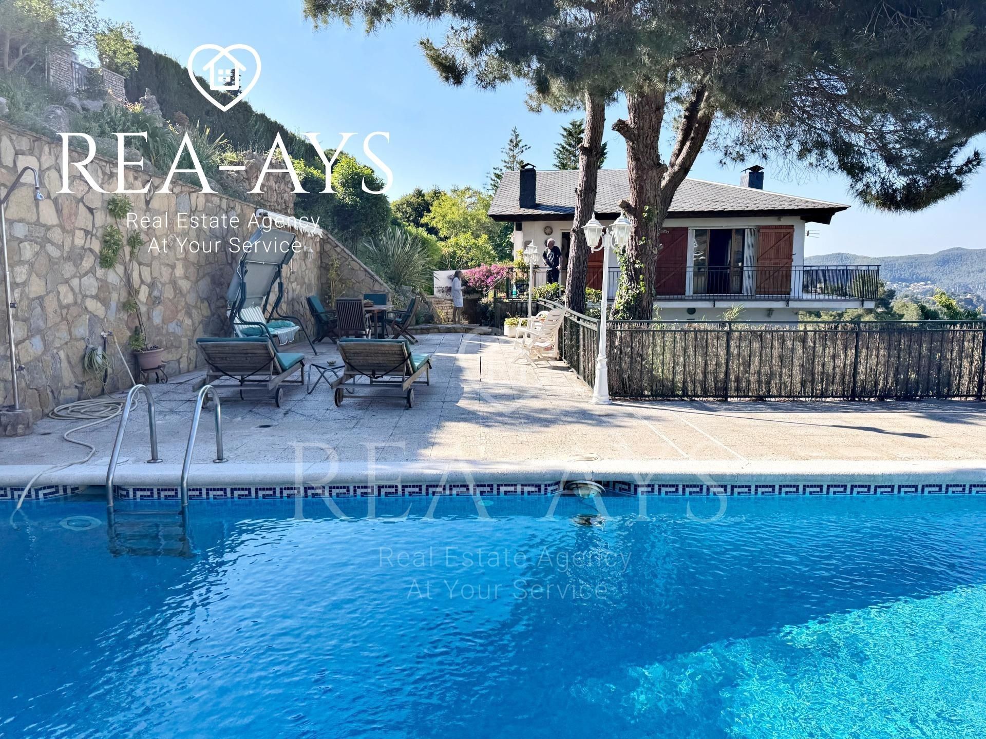 Vista exterior de Casa o xalet en venda en Vallirana amb Calefacció, Jardí privat i Terrassa