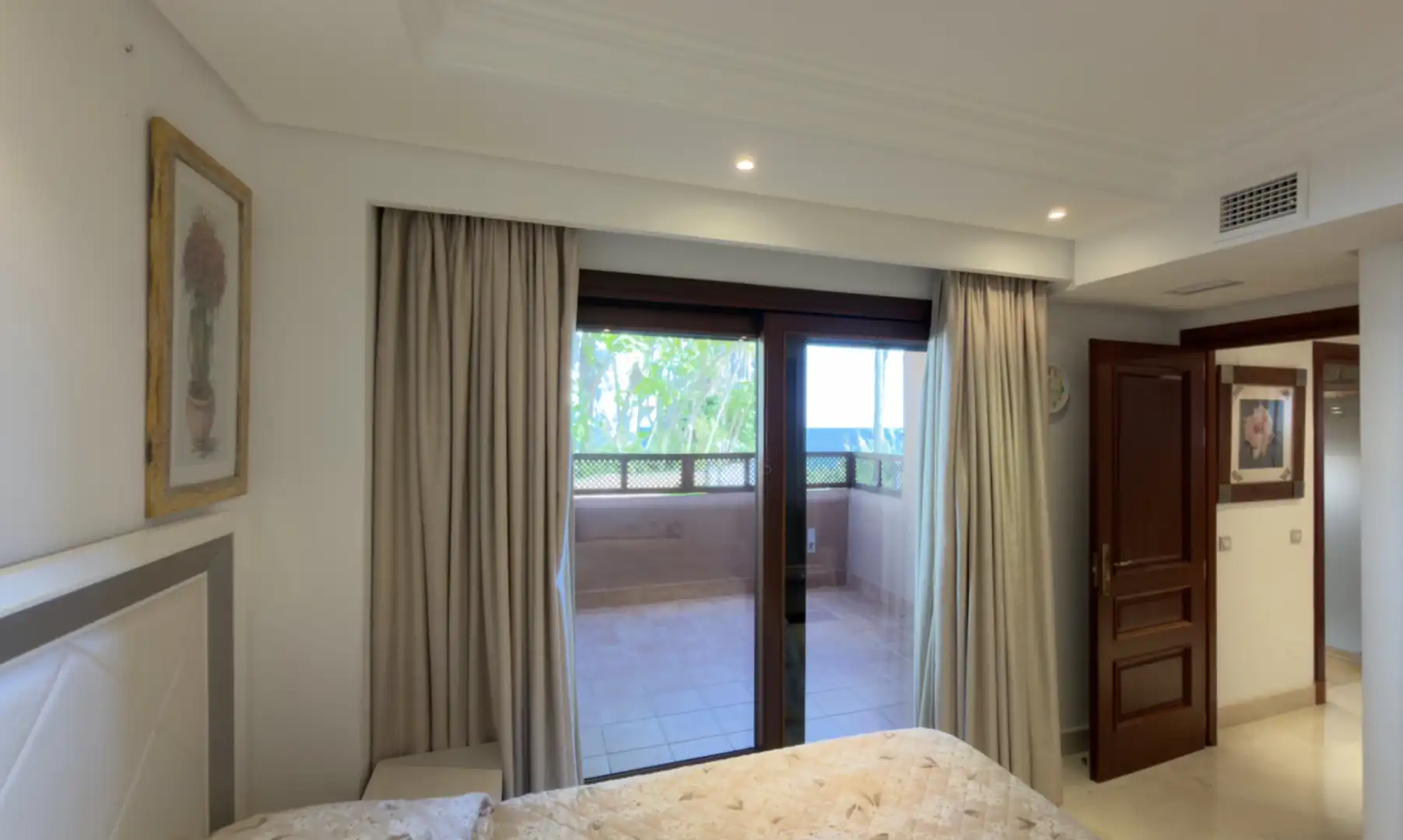 Dormitori de Planta baixa en venda en Estepona amb Aire condicionat, Jardí privat i Terrassa
