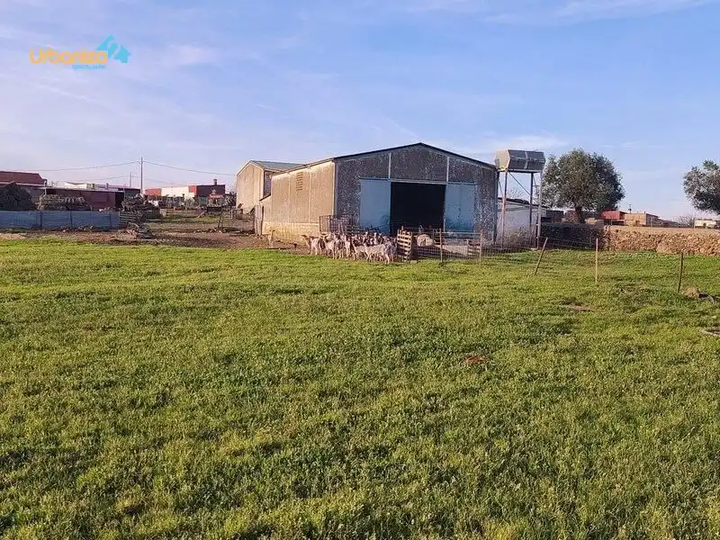 Country house zum Verkauf in Villanueva del Fresno mit Klimaanlage und Alarm