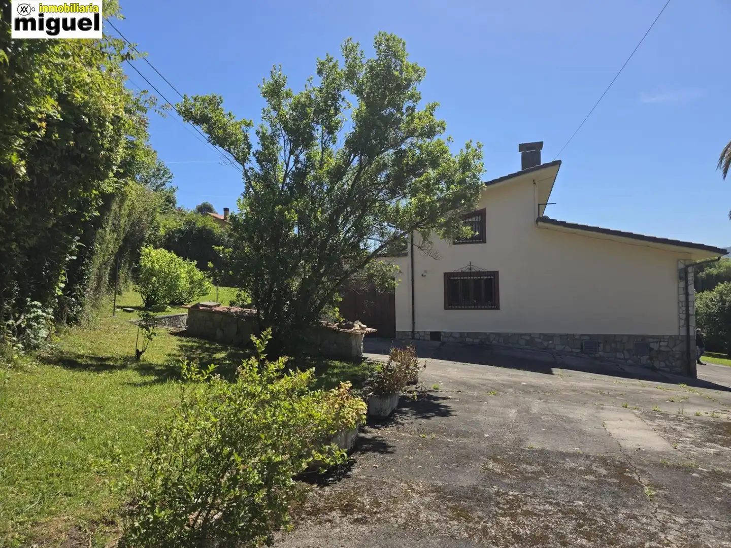 Vista exterior de Casa o xalet en venda en Llanes amb Calefacció, Jardí privat i Terrassa