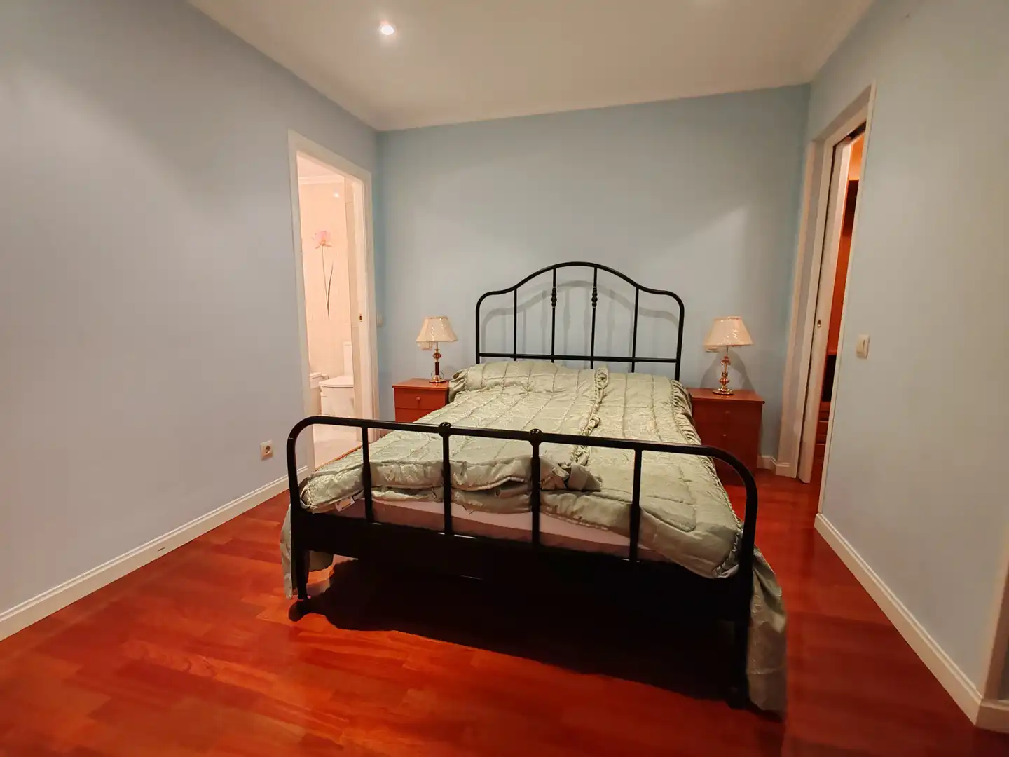 Schlafzimmer von Wohnung zur Miete in Madrid mit Klimaanlage, Parkett und Möbliert