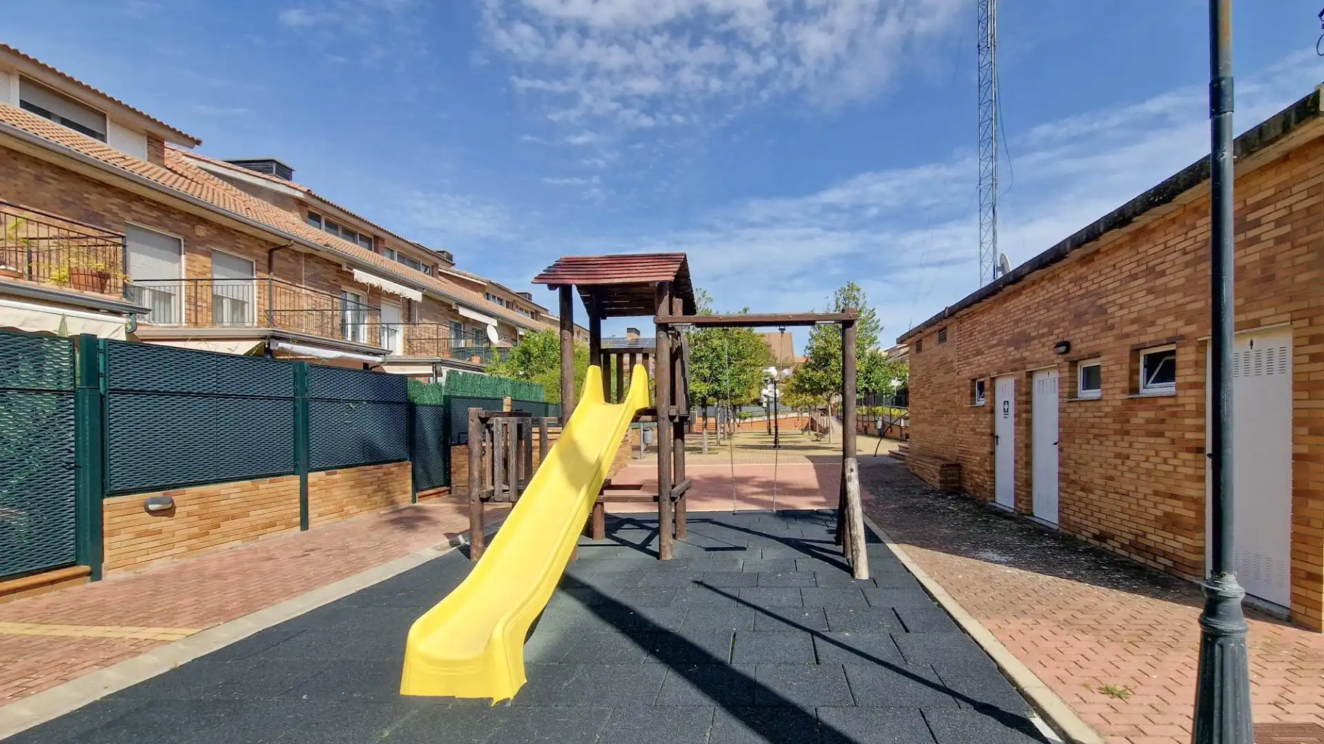 Vista exterior de Casa adosada en venda en Badajoz amb Aire condicionat, Jardí privat i Terrassa