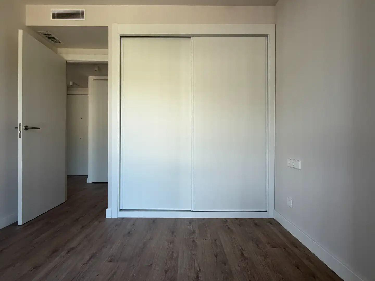 Bedroom of Flat for rent in Tiana  with Air Conditioner, Heating and Parquet flooring