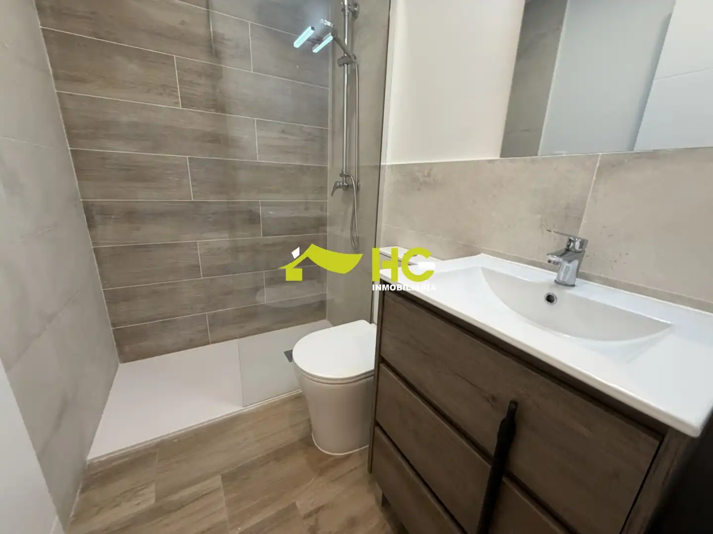 Baño de Apartamento de alquiler en Villaviciosa de Odón con Aire acondicionado, Calefacción y Parquet