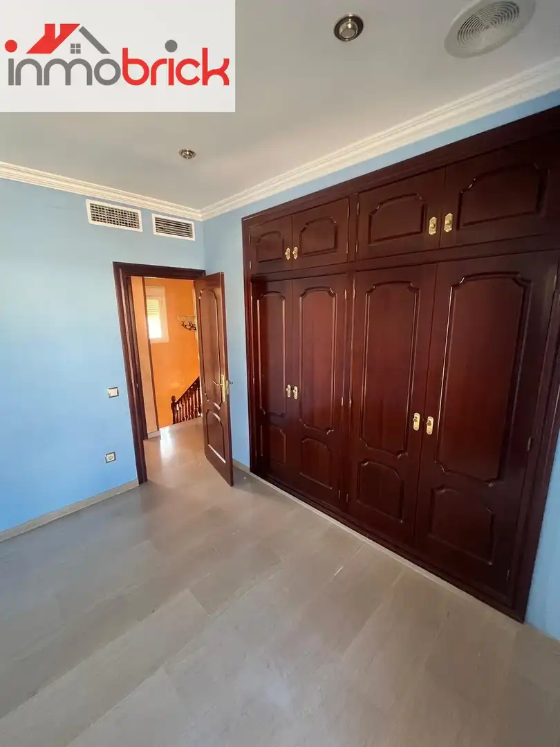 Casa o chalet en venta en Lucena con Calefacción, Terraza y Piscina