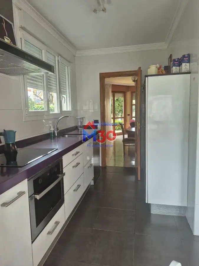 Cuina de Casa o xalet en venda en Miranda de Ebro amb Calefacció i Piscina