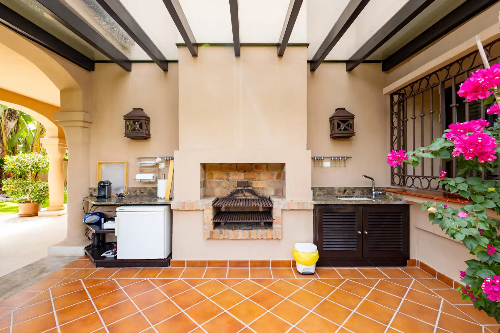 Cuina de Casa o xalet en venda en Marbella amb Aire condicionat, Jardí privat i Terrassa
