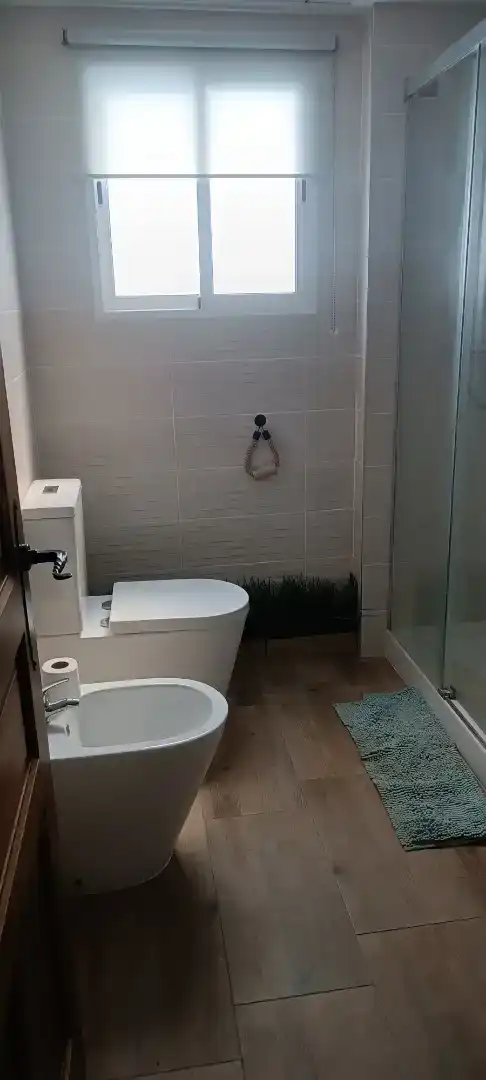 Bany de Casa adosada per a compartir en Elche / Elx amb Aire condicionat, Jardí privat i Moblat