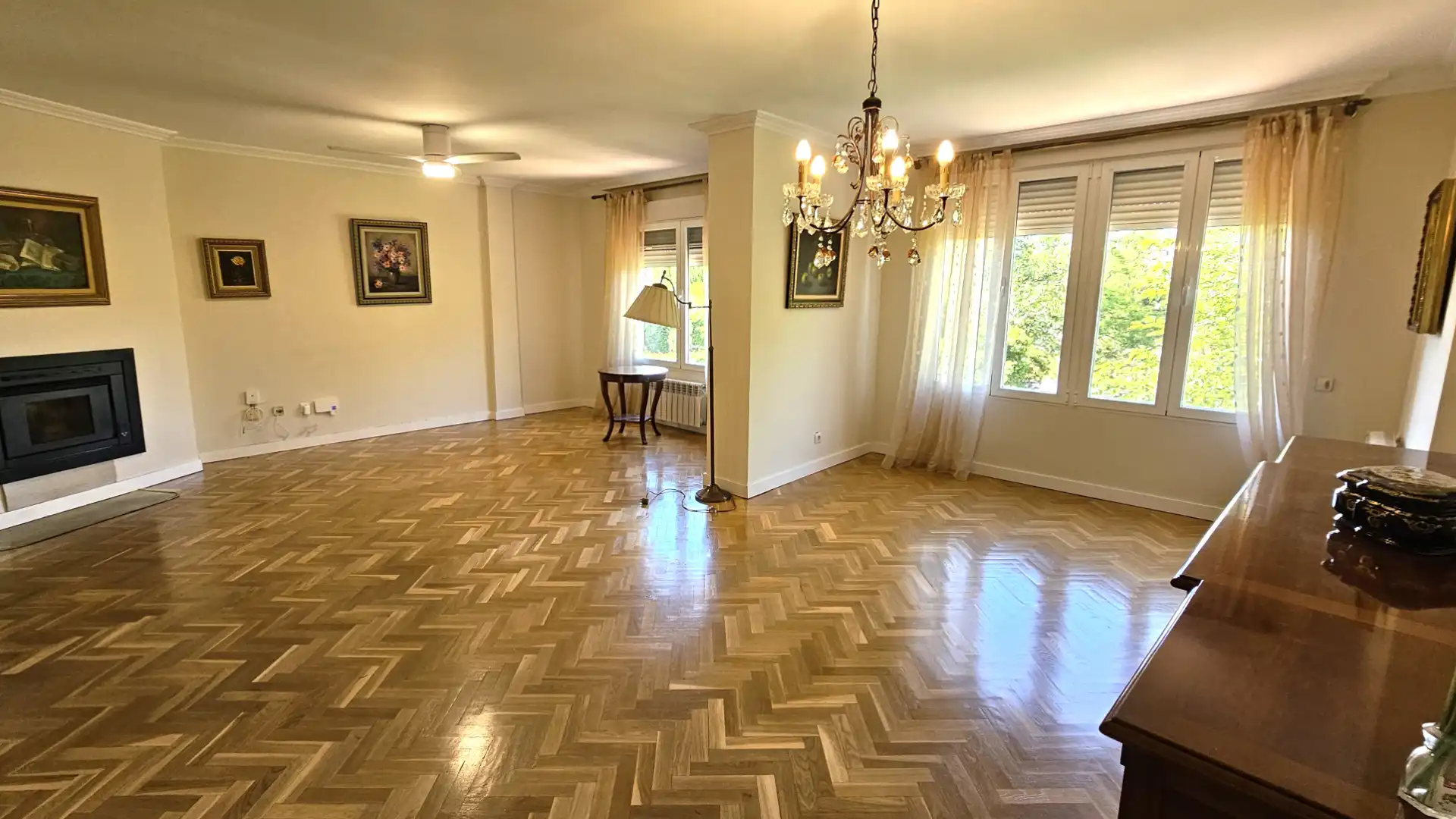 Sala d'estar de Casa adosada en venda en Las Rozas de Madrid amb Calefacció, Jardí privat i Parquet
