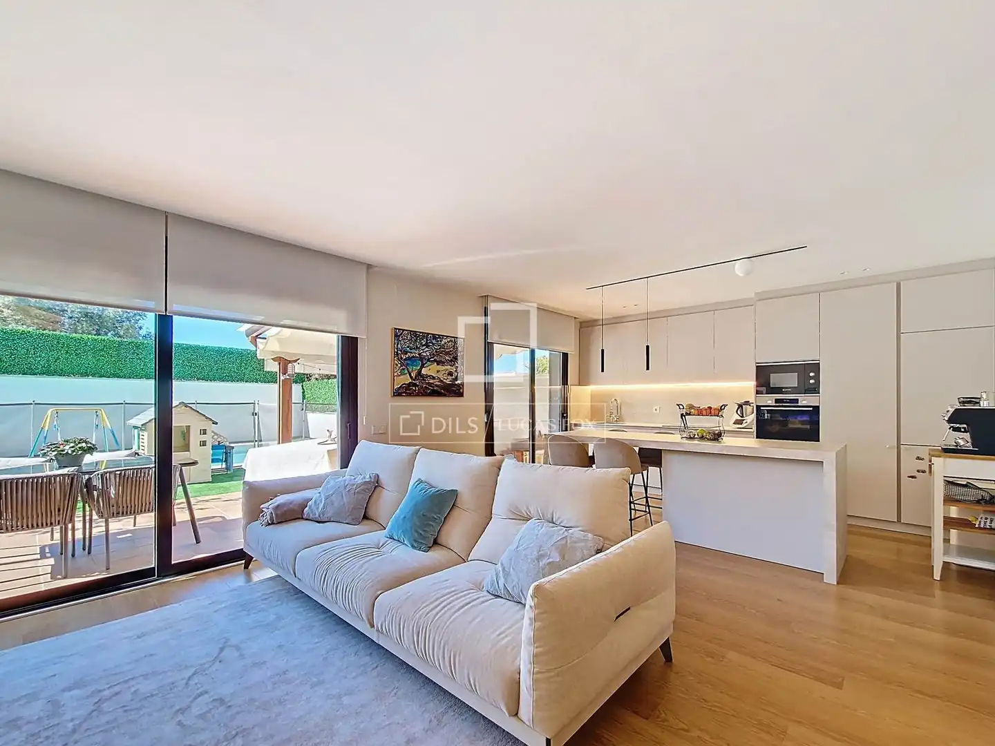 Sala de estar de Casa o chalet en venta en Vilanova i la Geltrú con Aire acondicionado, Calefacción y Jardín privado