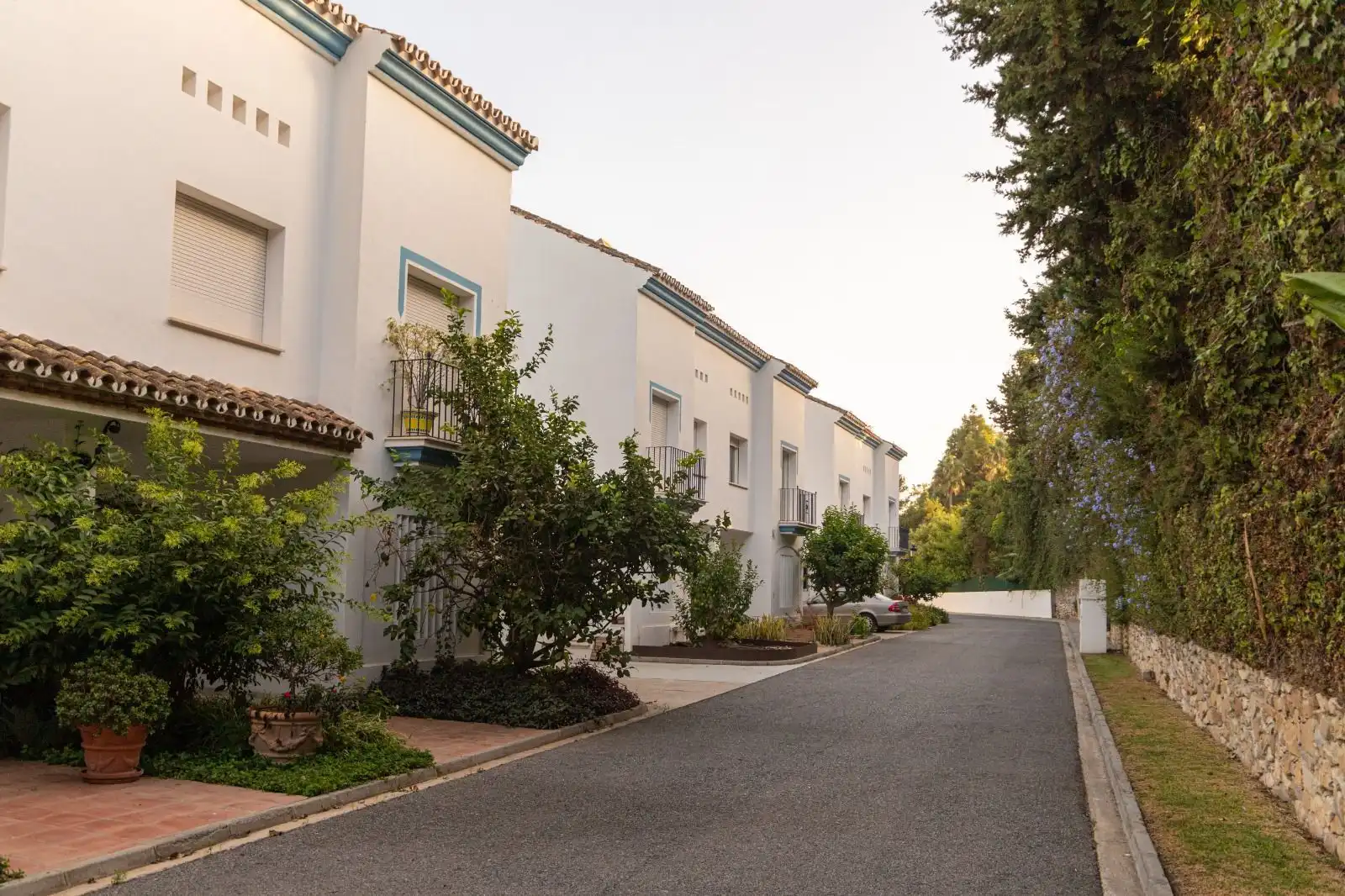 Vista exterior de Casa adosada en venda en Marbella amb Aire condicionat, Jardí privat i Moblat