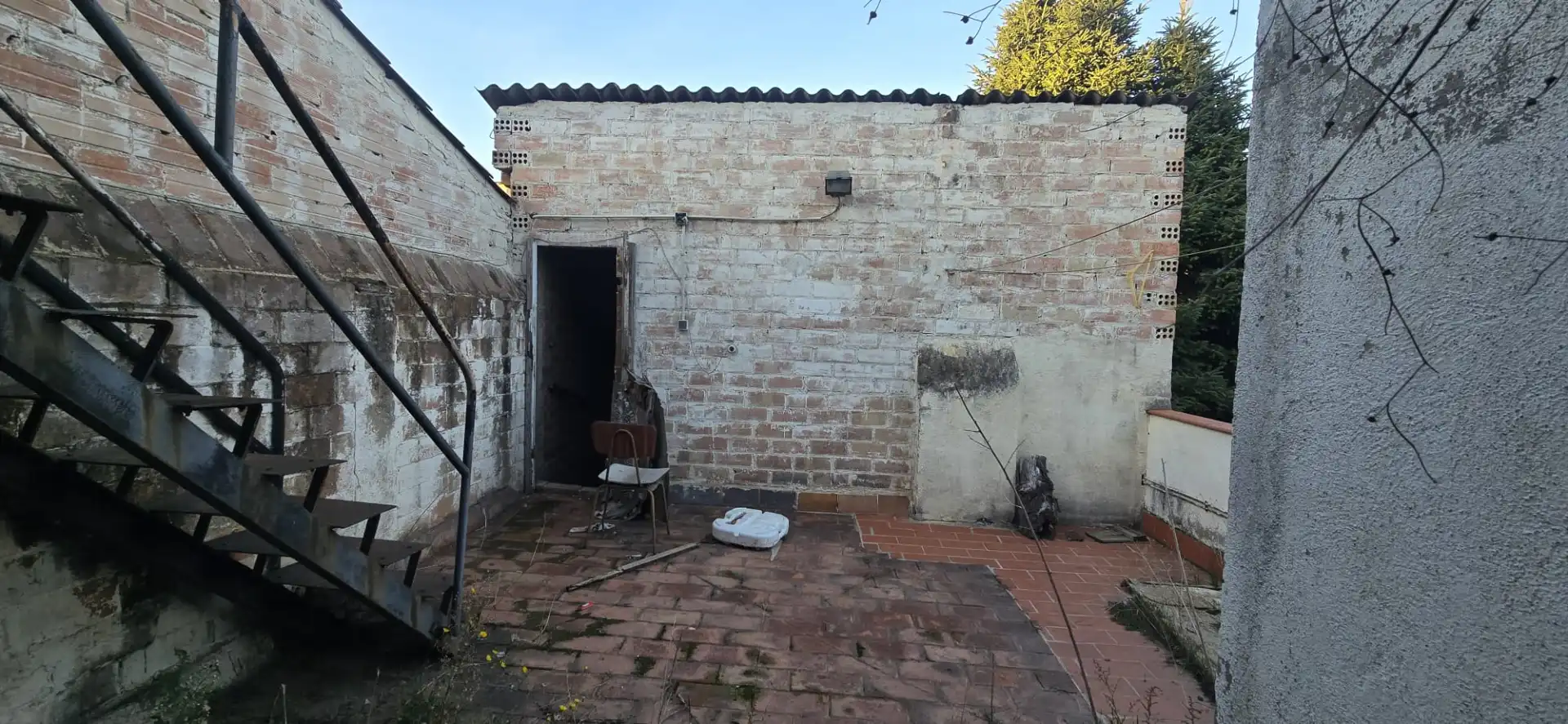 Vista exterior de Casa adosada en venta en Manlleu con Calefacción, Jardín privado y Terraza