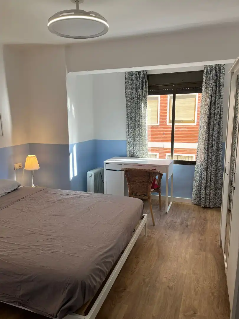 Habitación de Apartamento de alquiler en Valencia con Aire acondicionado, Calefacción y Amueblado