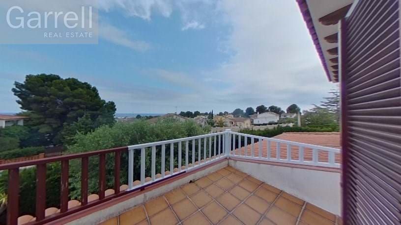 Vista exterior de Casa o xalet en venda en El Vendrell amb Terrassa i Piscina