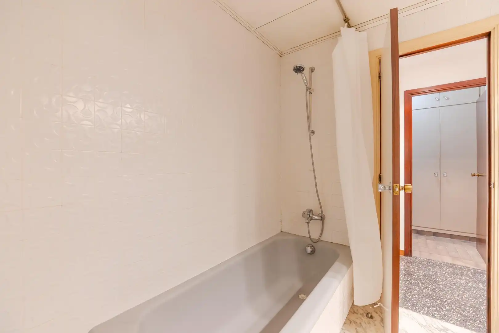 Bany de Apartament de lloguer en Girona amb Calefacció, Parquet i Terrassa