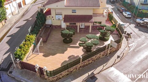 Fantástica casa moderna con piscina, cocina exterior y a pocos pasos de la playa.