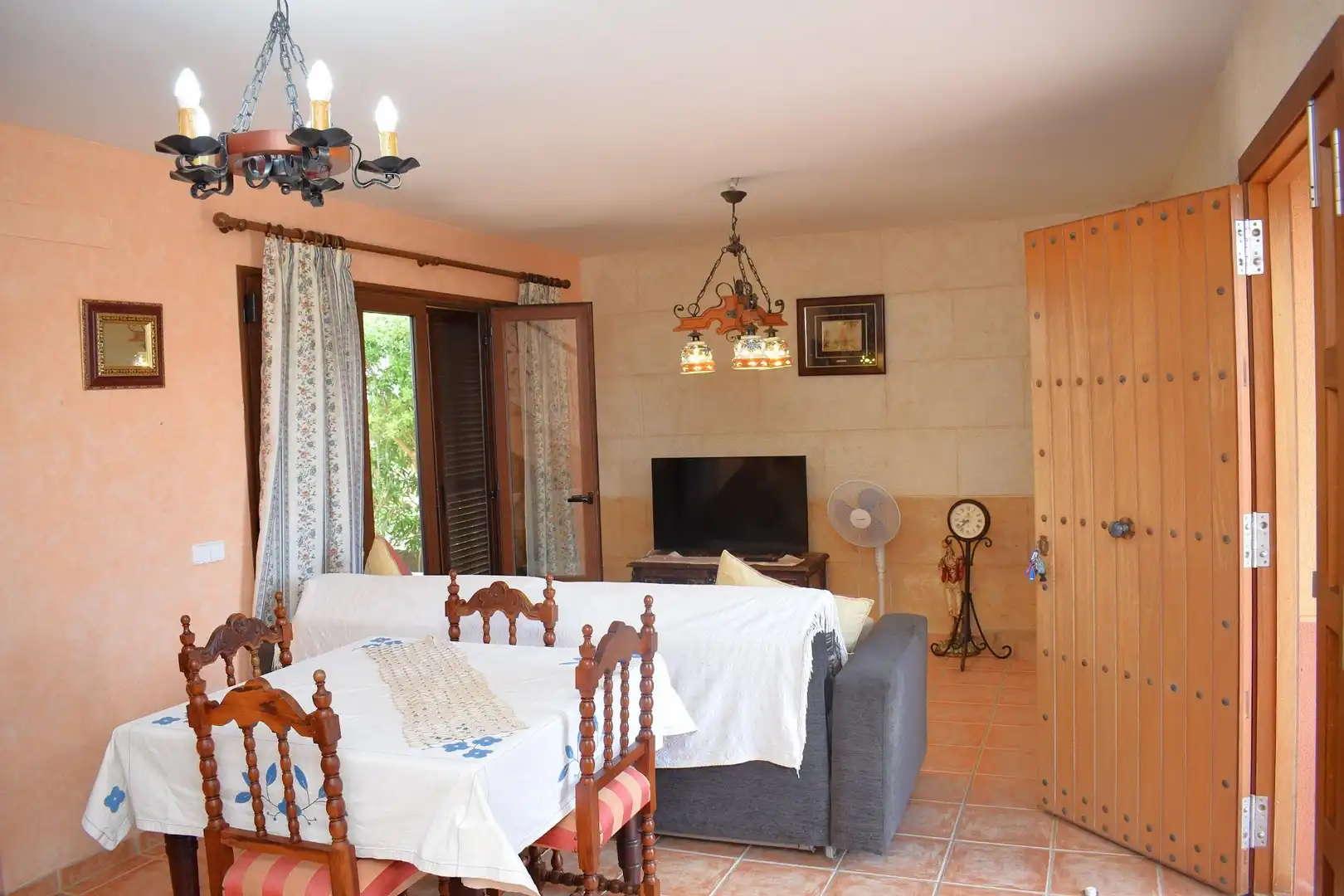 Wohnzimmer von Country house zur Miete in Sa Pobla mit Privatgarten, Terrasse und Möbliert