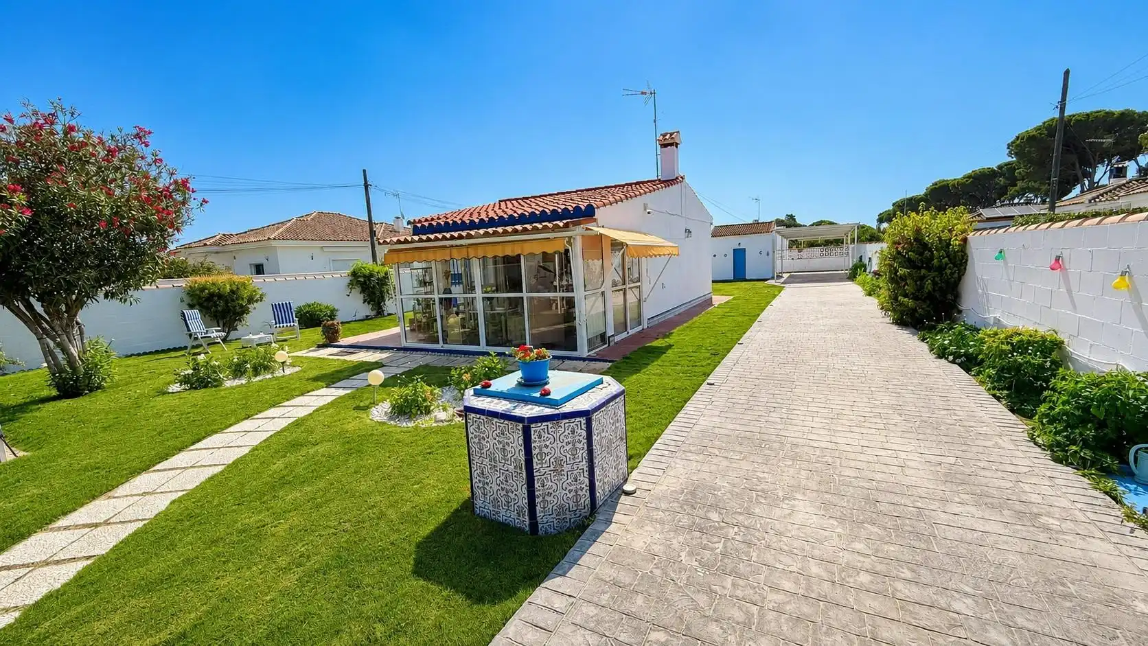 Vista exterior de Casa o chalet en venta en Chiclana de la Frontera con Jardín privado, Trastero y Piscina