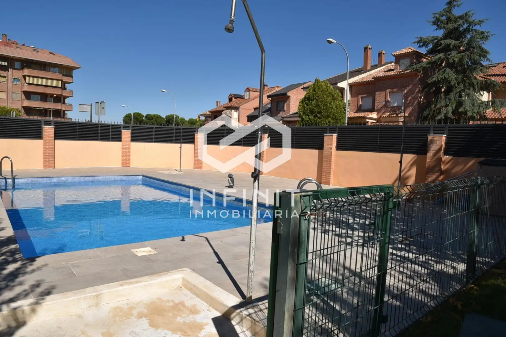 Piscina de Casa adosada en venda en Alcalá de Henares amb Aire condicionat, Calefacció i Jardí privat