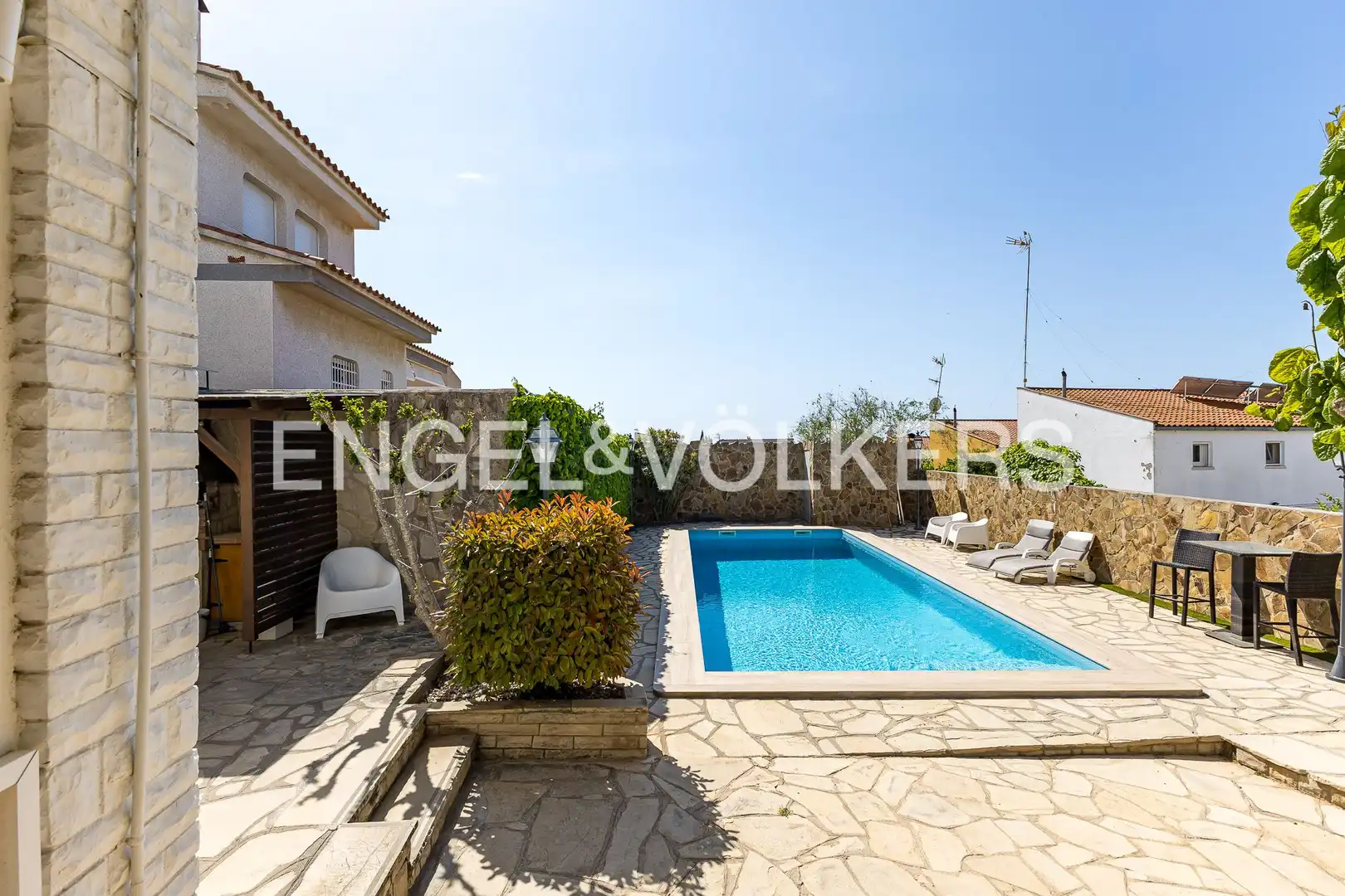 Piscina de Casa o chalet en venta en Vilanova i la Geltrú con Aire acondicionado, Calefacción y Jardín privado