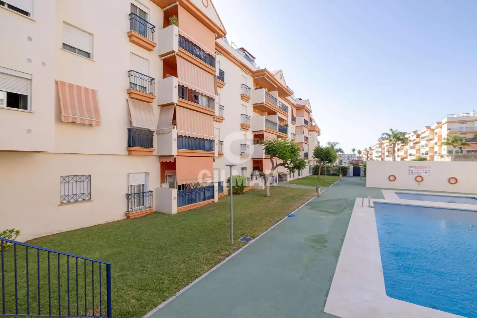 Vista exterior de Àtic en venda en Estepona amb Calefacció, Piscina i Balcó