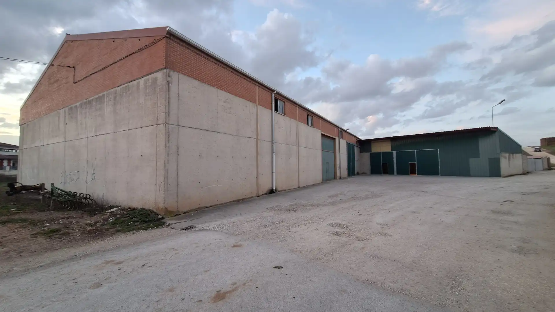 Vista exterior de Nave industrial en venta en Ibeas de Juarros
