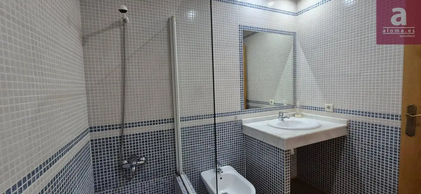 Baño de Estudio de alquiler en Cáceres con Aire acondicionado, Trastero y Amueblado