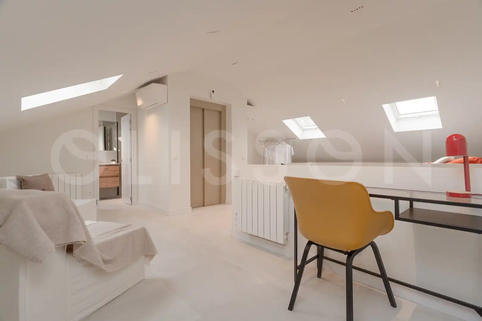 Living room of Houses for sale in Madrid  with Air Conditioner, Heating and Private garden