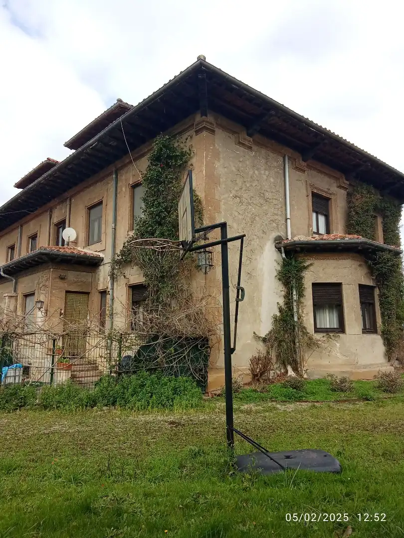Vista exterior de Casa adosada en venta en Torrelavega  con Calefacción, Jardín privado y Parquet