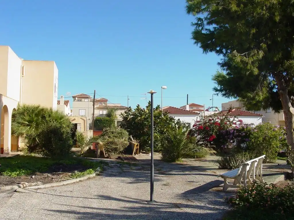 Casa con jardín en venta en Almagrera