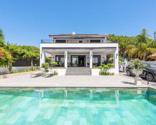 Vista exterior de Casa o xalet en venda en Marbella amb Aire condicionat, Jardí privat i Terrassa