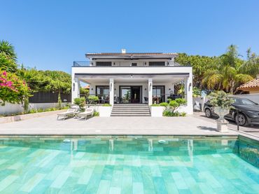 Chalet con balcón en venta en Río Real - Los Monteros