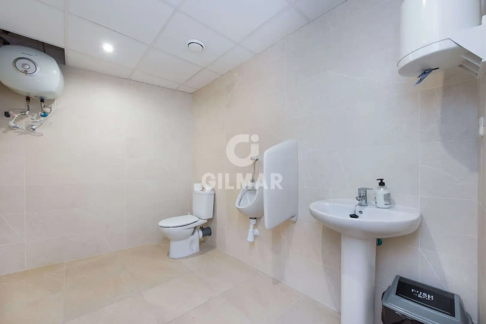 Badezimmer von Büro zum Verkauf in Madrid mit Heizung