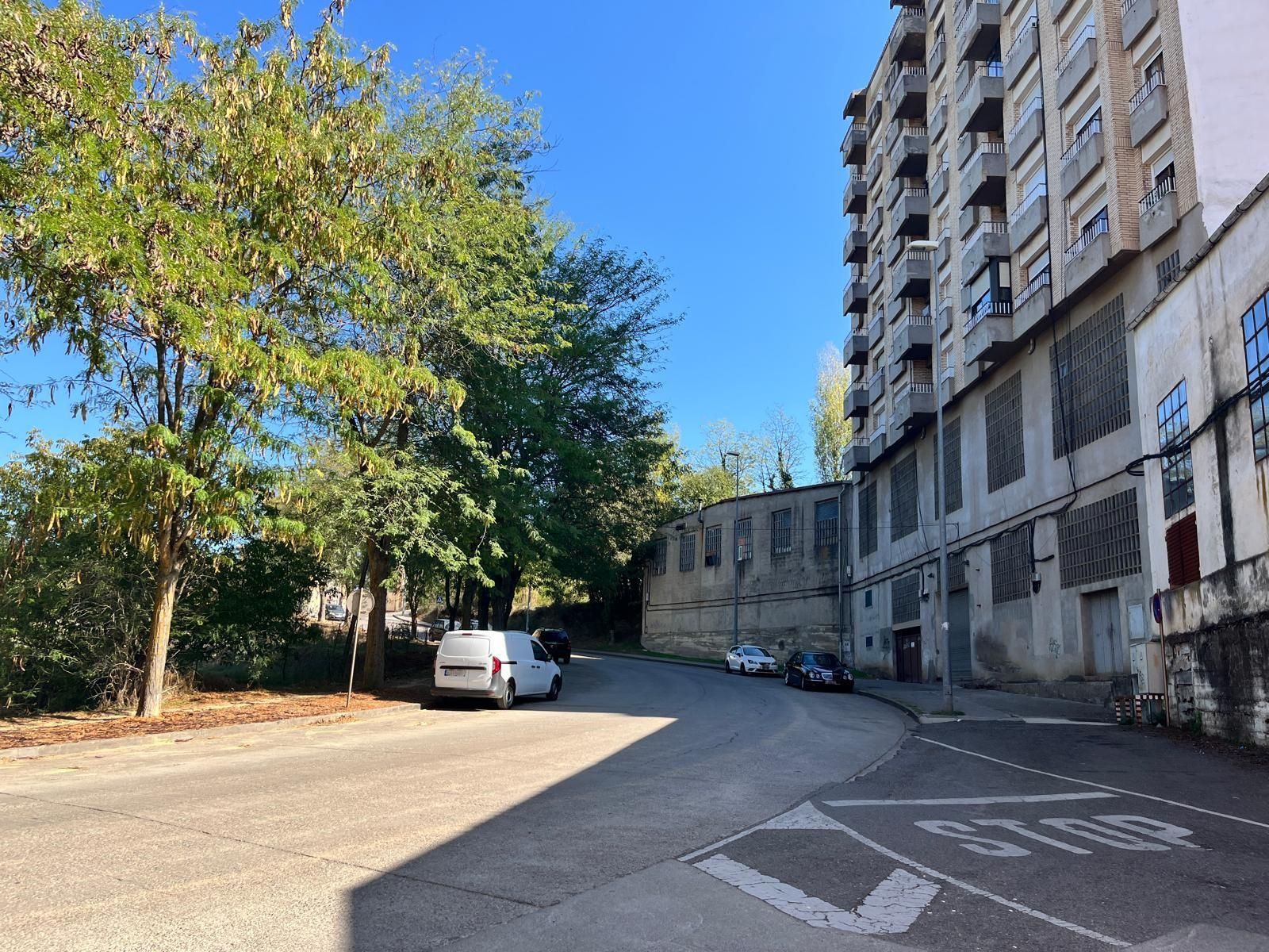 Vista exterior de Nau industrial en venda en Barbastro