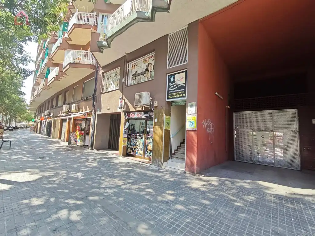 Vista exterior de Garatge en venda en Barcelona