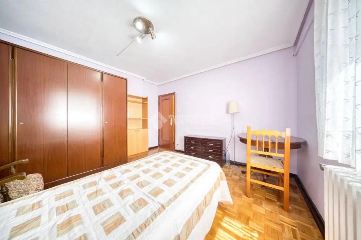Bedroom of Flat for sale in Valladolid  with Heating, Parquet flooring and Furnished
