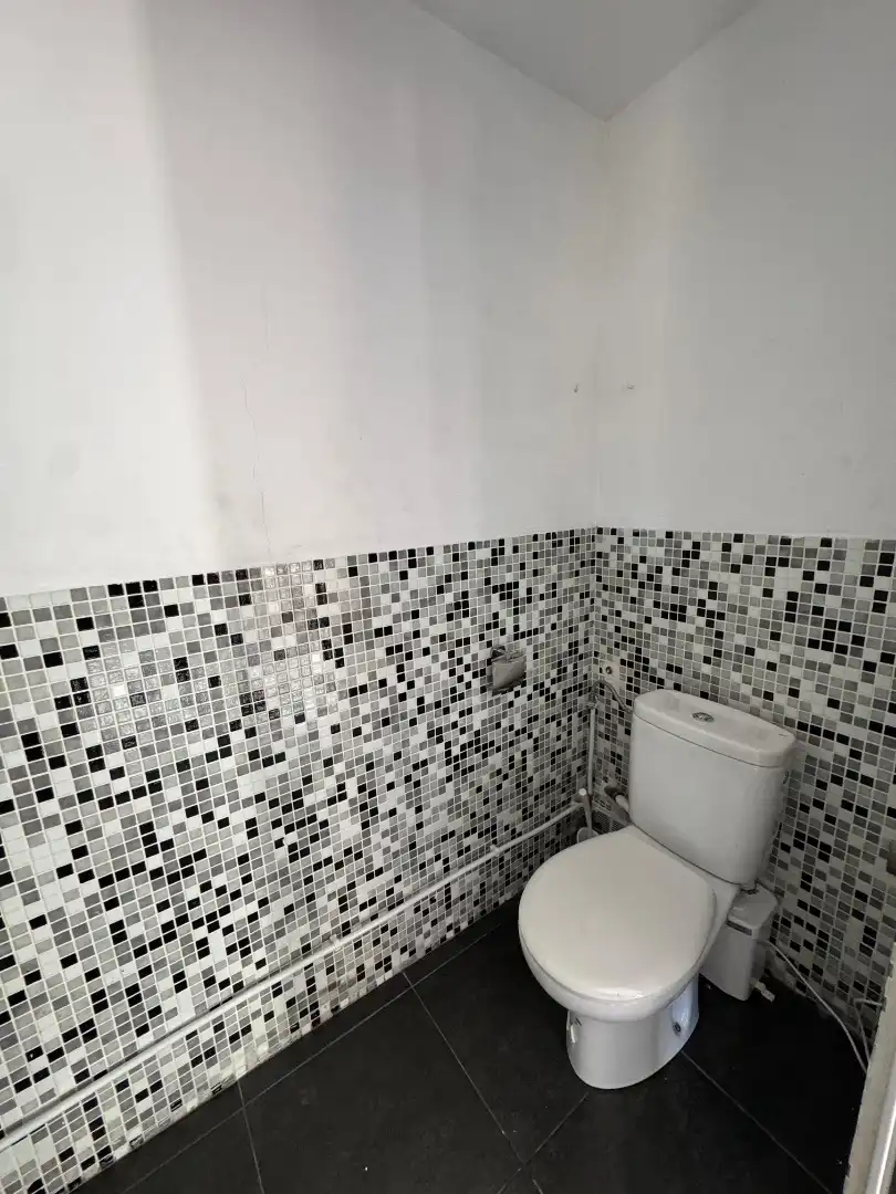 Badezimmer von Geschaftsraum zur Miete in Montornès del Vallès mit Klimaanlage
