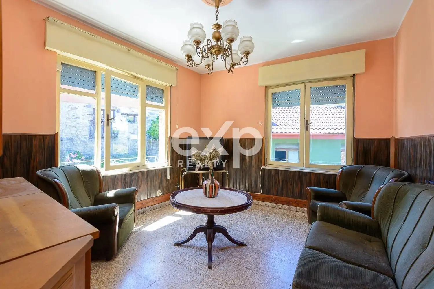Sala d'estar de Casa o xalet en venda en Lena amb Traster i Moblat