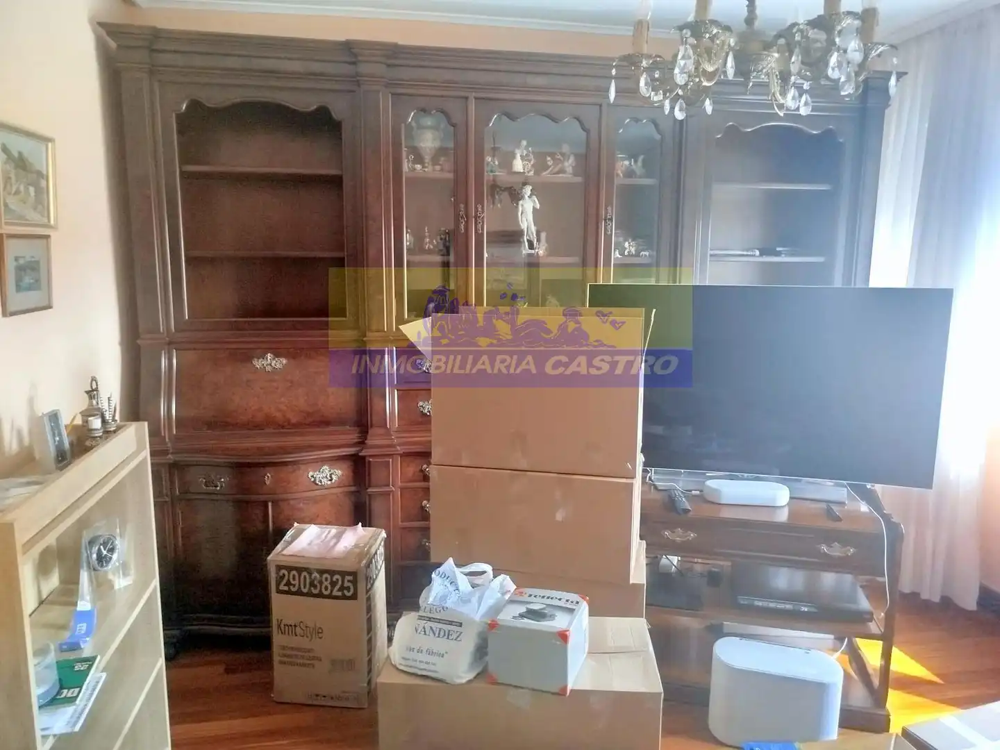 Sala de estar de Piso en venta en Castro-Urdiales con Calefacción, Trastero y Amueblado