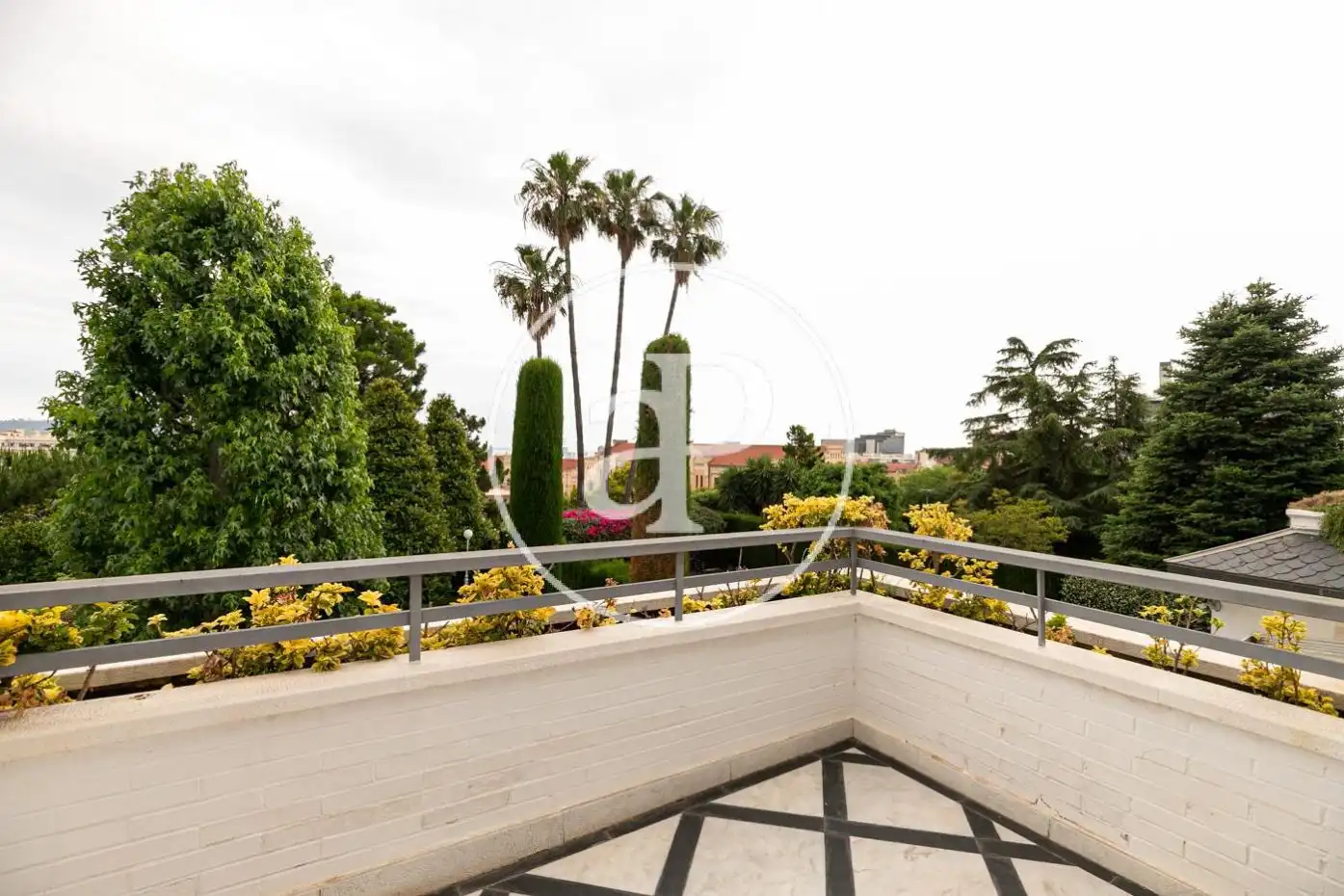 Terrasse von Einfamilien-Reihenhaus zum Verkauf in Barcelona mit Klimaanlage, Heizung und Privatgarten