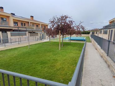 Adosado con balcón en venta en Hervencias