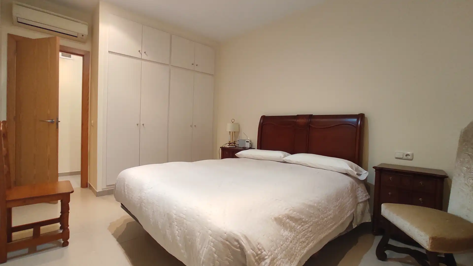 Schlafzimmer von Country house zum Verkauf in Roda de Berà mit Klimaanlage, Heizung und Privatgarten