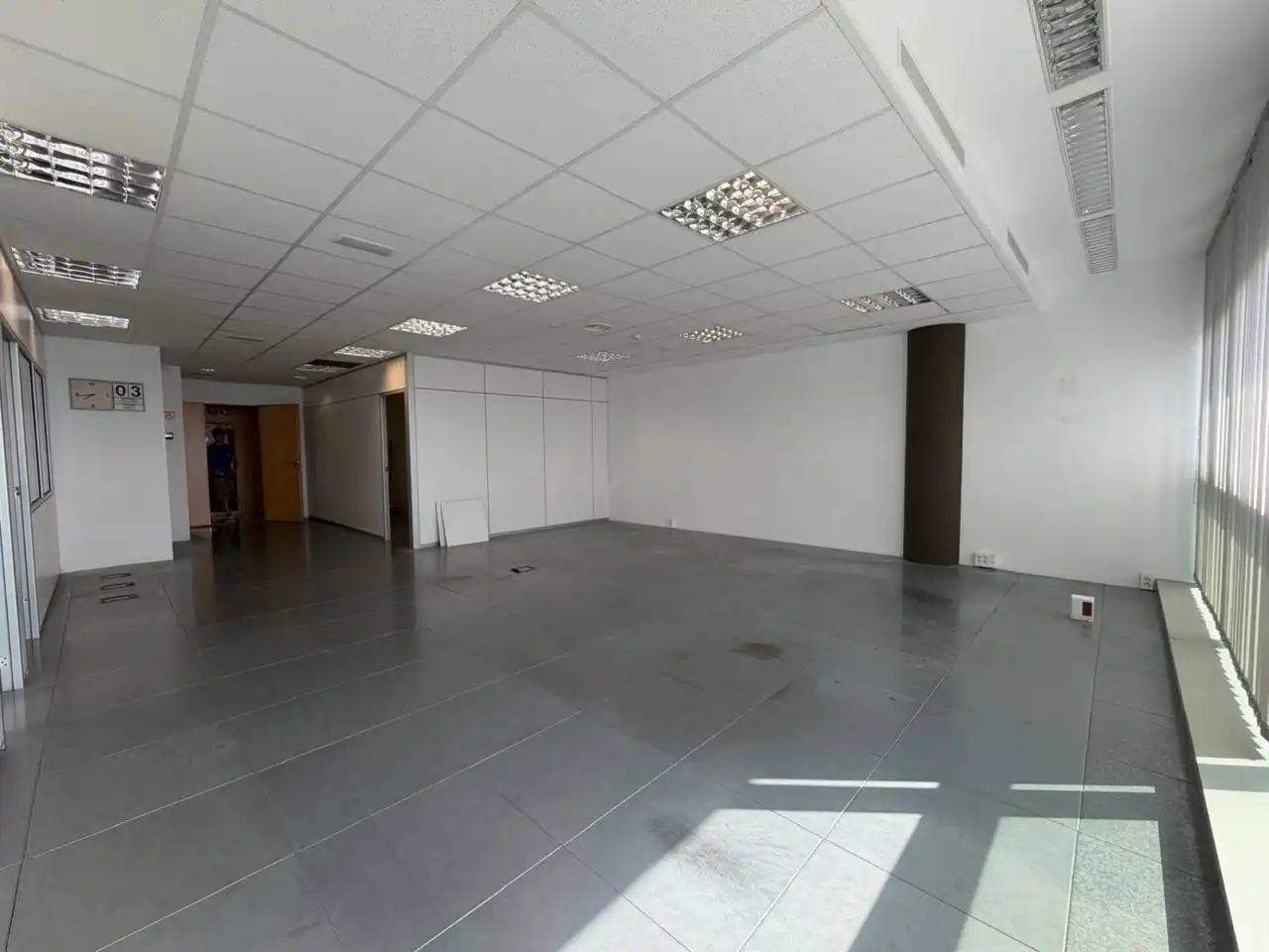 Büro zur Miete in Badalona mit Klimaanlage, Heizung und Alarm