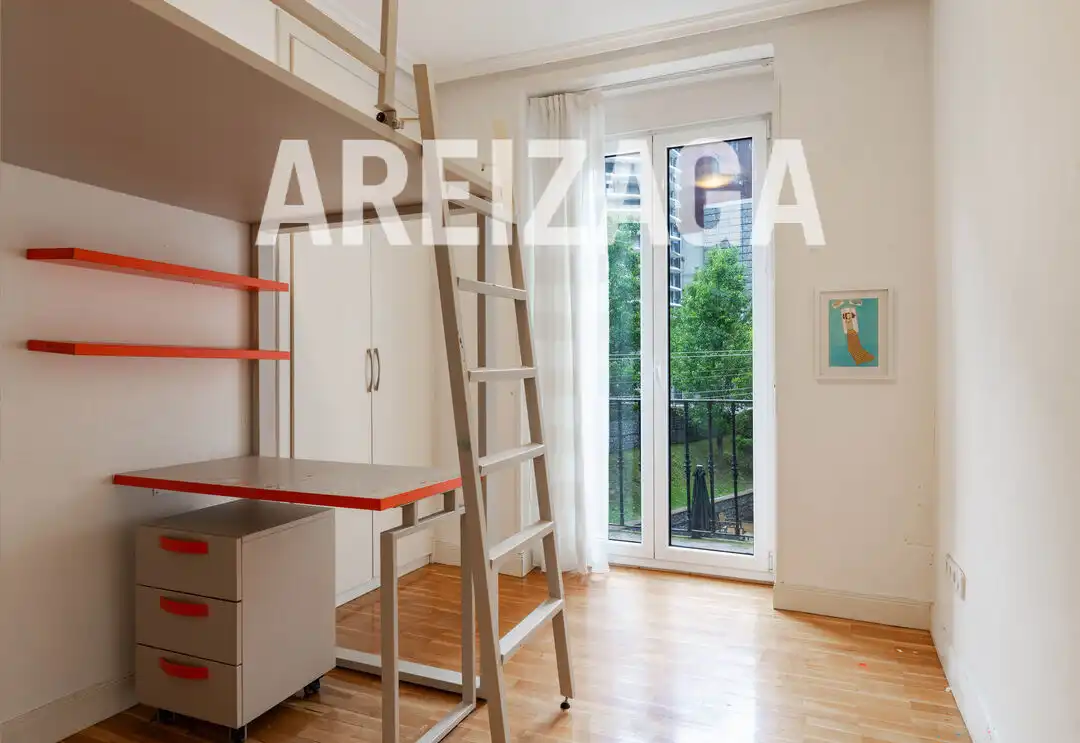 Habitación de Piso en venta en Donostia - San Sebastián  con Calefacción y Balcón