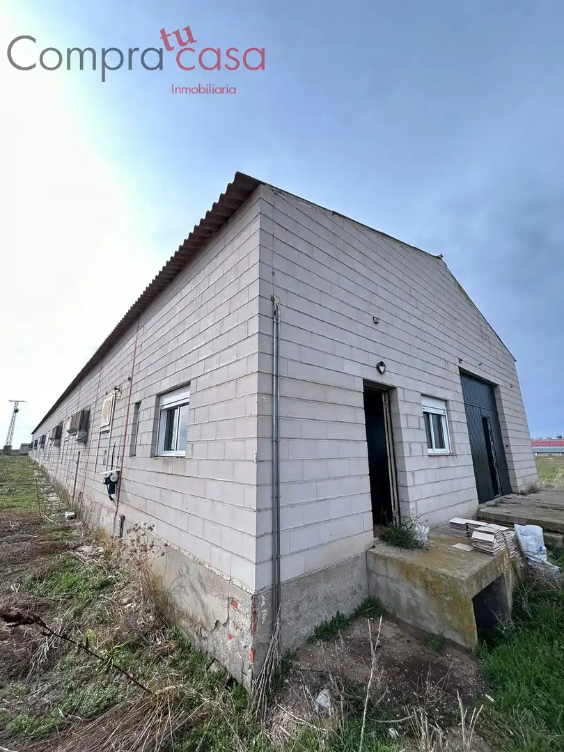 Vista exterior de Nave industrial en venta en Escalona del Prado
