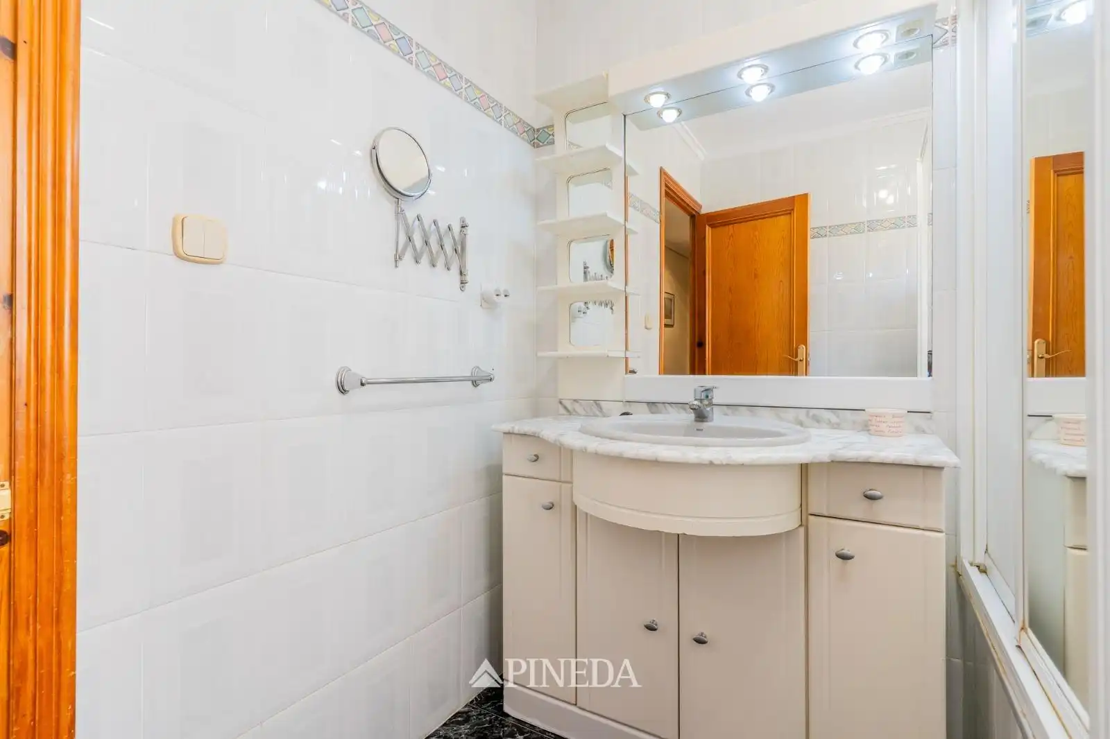 Bathroom of Flat for sale in Valencia  with Air Conditioner and Heating